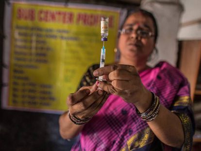 Una enfermera de la localidad india de Jamarasuan prepara una vacuna durante una campaña de inmunización infantil.