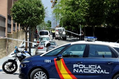 Cordón policial en San Pedro Alcántara (Marbella), en mayo de 2018, tras la muerte a tiros de David Ávila a las puertas de la iglesia Virgen del Rocío donde acababa de recibir la primera comunión su hijo.