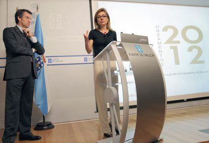 El presidente de la Xunta de Galicia, Alberto Núñez Feijóo, escucha a la consejera de Hacienda, Marta Fernández, durante la presentación de los presupuestos.