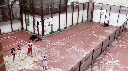 Cancha de baloncesto del Instituto San Isidro vallada por la mitad.