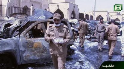 Imagen de la televisi&oacute;n saud&iacute; del 29 de mayo que muestra a investigadores recogiendo pruebas tras un atentado suicida en Dammam.