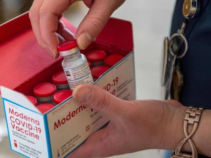 Caja con viales de vacunas de Moderna.