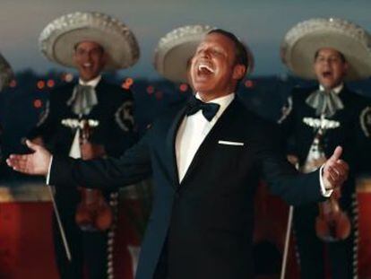 El cantante mexicano vuelve después de dos años de encierro con un videoclip de su nuevo sencillo   La fiesta del Mariachi 