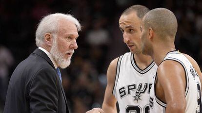 El entrenador Gregg Popovich de los San Antonio Spurs habla con Manu Ginobili y Tony Parker.