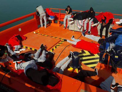Inmigrantes magrebíes durmiendo en la cubierta de un buque de rescate este sábado en el puerto de Barbate ante la saturación de los centros de acogida.