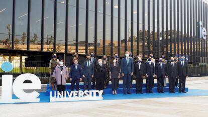 El rey acompañado por el alcalde de Madrid, José Luis Martínez-Almeida; la presidenta de la Comunidad de Madrid, Isabel Díaz-Ayuso; y el presidente del PP, Pablo Casado, entre otras autoridades, posa para la foto de familia a su llegada a la inauguración del IE Tower.