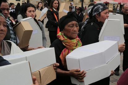 Mujeres con mantas negras y pañoletas, y hombres con sombreros, cargaban 500 ataúdes pequeños, símbolo de los miles de menores indígenas wayúu que no alcanzaron a cumplir su ciclo de vida y que murieron por causas prevenibles.