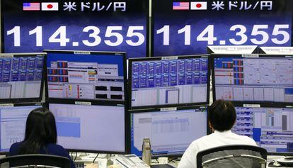 Dos operadores de la Bolsa de Tokio miran los índices.