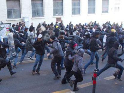 Antidisturbios cargan contra estudiantes junto a la universidad de La Sapienza, en Roma.