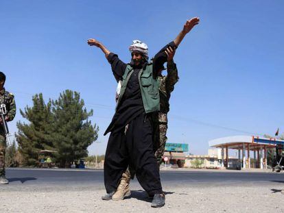 Un puesto de control policial en la ciudad afgana de Herat.