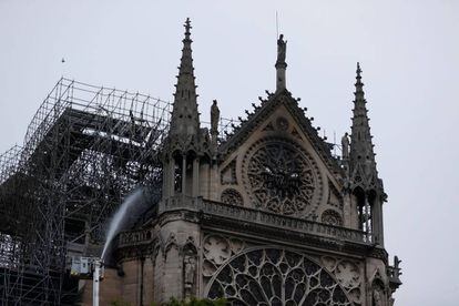 Bomberos echan agua en la catedral