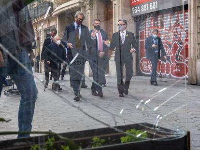 Los consejeros de Interior y Empresa, Miquel Sàmper y Ramon Tremosa, acompañan a Luis Sans, presidente de la Asociación de Amigos del Paseo de Gràcia, para ver los daños provocados por los disturbios.