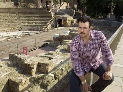 Carlos Álvarez, delante del Teatro Romano de Málaga.