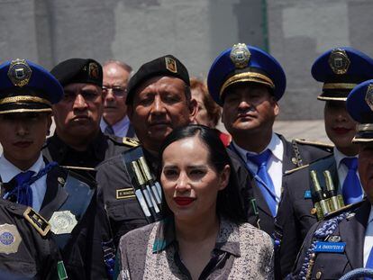 Sandra Cuevas junto a elementos de la Secretaría de Seguridad de Ciudad de México, el pasado 30 de mayo.