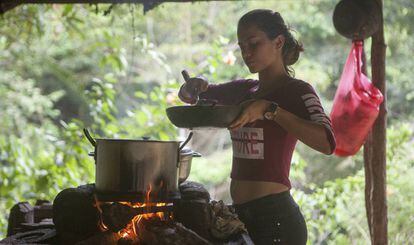 Laura Puente empezó con 14 años de 'raspachina', como se conoce a las personas que raspan o recolectan la hoja de coca. 
