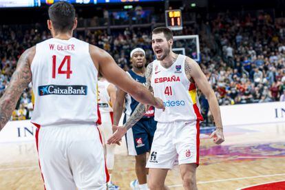 Juancho Hernangómez celebra con su hermano Willy una canasta durante la final del Eurobasket ante Francia.