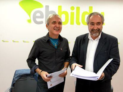 Sabin Cuadra, a la izquierda, y Rafa Larreina, al explicar la posici&oacute;n de Amaiur sobre los Presupuestos del Estado.