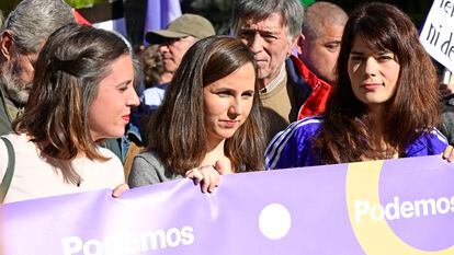 Ione Belarra, junto a Irene Montero y la coportavoz de Podemos Isa Serra, este sábado en una marcha en Madrid.