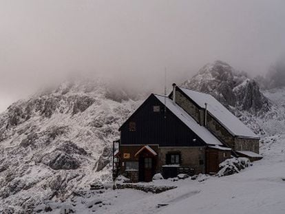 Más de 10 centímetros de nieve cubren, en pleno mes de junio, el suelo del refugio de Collado Jermoso en los Picos de Europa