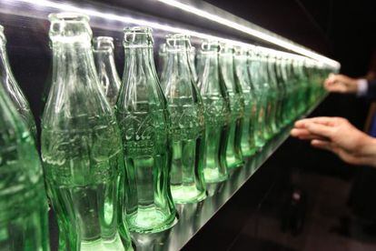 Botellas vacías de Coca-Cola, en una exposición en México.
