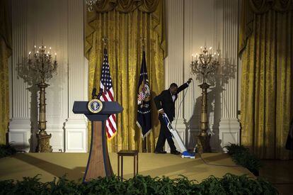 Un empleado limpia el Salón Este de la Casa Blanca antes de un evento que presidira Barack Obama.