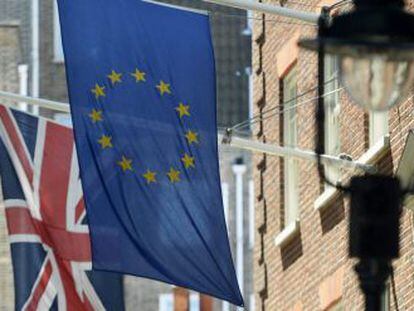 La bandera de la Unión Europea junto a la de Reino Unido cerca de Westminster, en Londres.