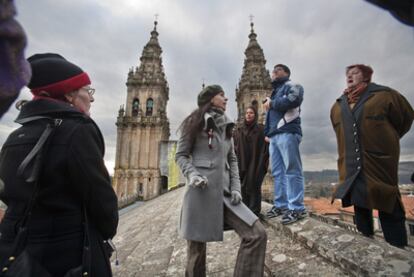 Un grupo de turistas visita las cubiertas de la catedral de Santiago