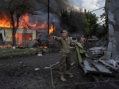 Un militar ucranio organizaba, el 6 de septiembre, el rescate después de las explosiones en el mercado de la ciudad de Kostiantynivka.