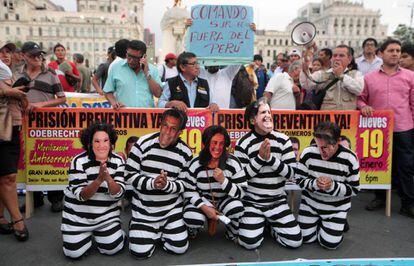 Colectivos civiles marchan en Lima para rechazar los casos de corrupci&oacute;n.