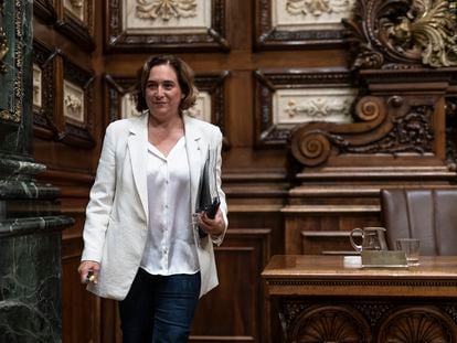 Ada Colau, en una imagen de su último pleno como alcaldesa en el ayuntamiento de Barcelona. / ALBERT GARCIA