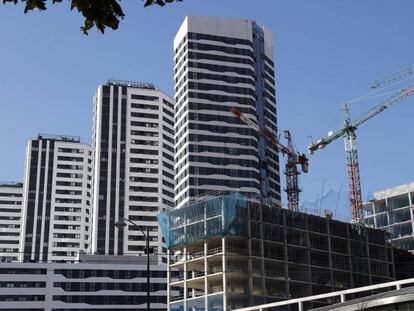 Un edificio en construcción junto a viviendas residenciales en Bilbao.