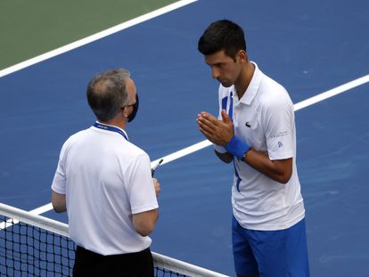 Djokovic implora al juez principal del US Open, tras propinarle un pelotazo a una juez de línea.