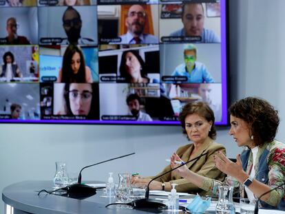 La vicepresidenta primera y ministra de la Presidencia, Relaciones con las Cortes y Memoria Democrática, Carmen Calvo, y la ministra de Hacienda y portavoz del Gobierno, María Jesús Montero, en rueda de prensa.