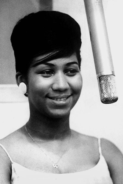 Además de su corte a lo garcón con extra de volumen o su involvidable peinado afro, Aretha Franklin lució un célebre moño allá por los años 60.