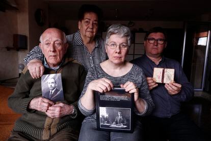 Manuel Lapeña, primero por la izquierda, muestra una fotografía de su padre fusilado, acompañado de su familia en su casa de Zaragoza en 2018.