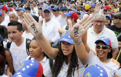 Los venezolanos se manifiestan contra la violencia en su pa&iacute;s.