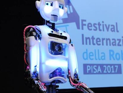 Presentaci&oacute;n de un prototio de robot en el festival internacional de rob&oacute;tica, en Pisa (Italia).