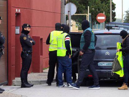 Operación policial en Cádiz. En vídeo, al menos 30 detenidos en una gran operación contra el tráfico de hachís en el Estrecho.