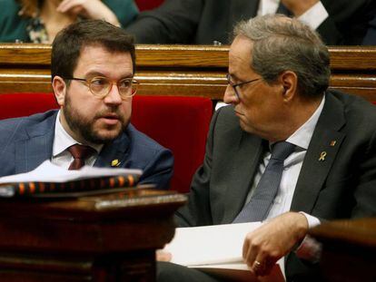 El presidente de la Generalitat, Quim Torra (derecha), junto a su vicepresidente, Pere Aragonés, en el pleno del Parlament.