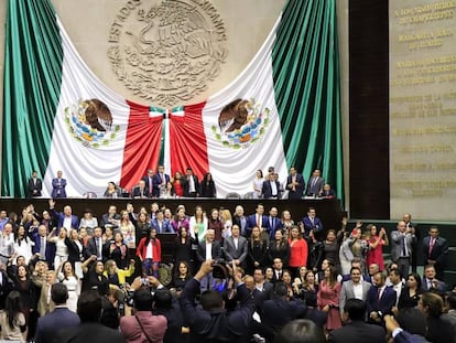 Diputados opositores protestan contra la reforma constitucional.