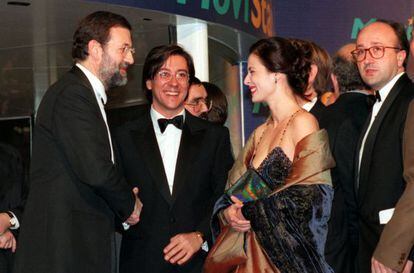 De izquierda a derecha, Mariano Rajoy, entonces ministro de Cultura; Pío Cabanillas, en esa fecha director general de RTVE; la actriz y ese año presidenta de la Academia Aitana Sánchez-Gijón, y Miguel Ángel Cortés, entonces secretario de Estado de Cultura, en la entrega de los premios Goya de 1999.