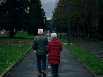 Jubilados pensionistas pasean por un parque de Culleredo en A Corveira (Galicia).