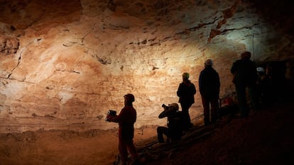 Investigadores del Instituto Catalán de Paleoecología Humana y Evolución Social (IPHES) ante las pinturas rupestres prehistóricos de la Cueva de la Villa.