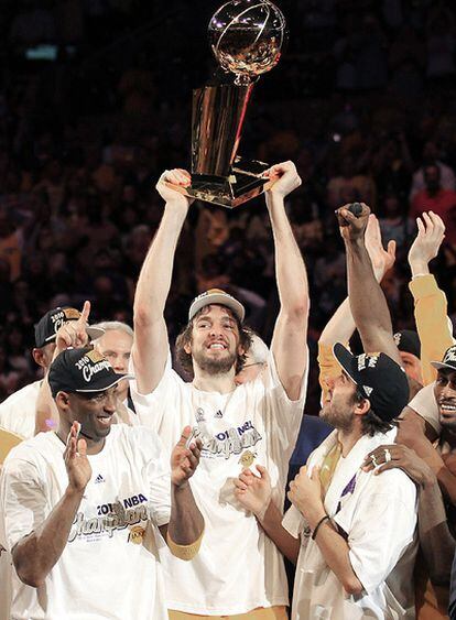 Pau Gasol levanta la copa de campeones de la NBA después de un emocionante séptimo partido ante unos Celtics que en ningún momento dieron su brazo a torcer