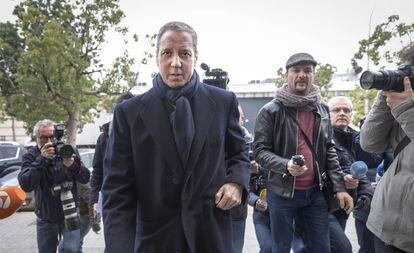 Eduardo Zaplana frente al juzgado de guardia de Valencia en febrero.