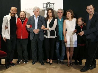 Aitana Sánchez-Gijón, en el centro, flanqueada por Mario Vargas Llosa y Joan Ollé en la presentación del espectáculo 'La chunga' en el Teatro Español de Madrid en 2013.