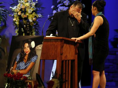 Reynaldo Gonzalez llora al recordar a su hija asesinada por terroristas del Estado Islámico en un atentado en 2015 en París, en una imagen de archivo.