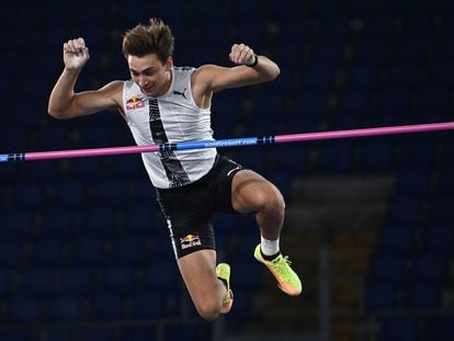 Armand Duplantis realiza un salto con pértiga este jueves en la Diamond League en Roma.