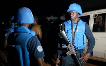 Un soldado de la fuerza de estabilización de la ONU pra Malí en un resort de Bamako, atacado el domingo.