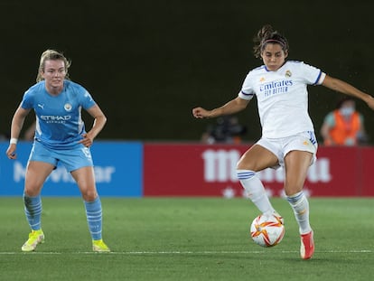 Kenti Robles controla el balón ante Lauren Hemp, durante el Madrid-City de la ida en Valdebebas.